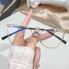 Armazón de Gafas Cat-Eye con Incrustaciones de Diamantes de Nuevo Estilo para Mujer, Gafas Planas Decorativas de Metal a la Moda, Gafas de Color Cambiante Anti-Luz Azul de Comercio Exterior Transfronterizo