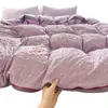 Novo Conjunto de Quatro Peças de Gaze Ondulada Cor Sólida Dobras Texturizadas Borda de Corda de Cânhamo Envelope Vermelho Macio e Confortável Roupa de Cama para Dormitório Estudantil