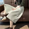 Foto real de shorts cropped de pana vintage para mujer, otoño 2026 casual holgados de cintura alta de moda de pierna ancha de longitud media