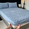 Sábana bajera ajustada bordada de terciopelo de leche transfronteriza, un juego de tres piezas para uso en el dormitorio del hogar, que incluye un protector de colchón que cubre completamente el colchón