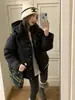 Popular chaqueta de plumón con capucha de color caramelo para mujer, estilo corto, invierno 2026, estilo coreano dulce, chaqueta puffer cálida para mujeres petite, moderna