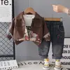 Conjunto de Roupa de Outono para Meninos 2026 Novo Estiloso Conjunto de Três Peças Tendência com Jaqueta de Couro de Urso Jacquard para Bebês e Meninos Jovens