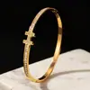 Pulseras Europeas y Americanas Transfronterizas de Acero Inoxidable Incrustadas de Diamantes, Pulseras Chapadas en Oro para Mujer, Pulseras Versátiles de Lujo Ligero Estilo Ins Completamente Incrustadas de Diamantes para Mujer al por Mayor