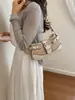 Nova Bolsa de Ombro Vintage com Design Trançado para Mulheres Verão 2026, Bolsa Única e Fashionável com Fivela de Metal para Axila, Bolsas Femininas no Atacado
