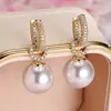 Pendientes de colgante de perla con diamantes completos de lujo ligero estilo francés con tachuelas de circonita microincrustadas en oro, pendientes de alta gama, delicados y sofisticados