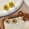 Brincos de Flor de Ameixa Pequena Suaves Estilo Francês Agulha de Prata para Mulheres, Brincos Versáteis Simples com Pingente de Pérola, Brincos de Fio de Tricô para Mulheres