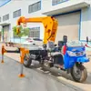Operação de Caminhão-Triciclo com Guindaste em Espaço Estreito Caminhão-Guindaste Hidráulico de Três Rodas Caminhão-Guindaste de Duplo Propósito para Elevação e Transporte