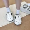 Pantufas de coelho de lã de cordeiro macias e fofas de algodão para mulheres, novo estilo outono e inverno 2026, estilo reconfortante, sapatos peludos versáteis e fofos para uso externo