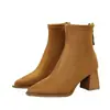 Botas Chelsea femininas de bico fino, botas de corte justo para uso externo, nova coleção outono 2026, botas com salto grosso e elástico no tornozelo, botas nude de salto médio estilo coreano