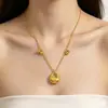 Tienda de oro mismo estilo carácter Fu chapado en oro Gran suerte y prosperidad Frutas abundantes Candado de paz collar Cadena de clavícula versátil de lujo ligero venta al por mayor
