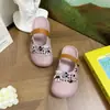 Sandalias de dedo de nuevo estilo, con diseño de oso de pedrería de colores y huecos, perfectas para el verano, ligeras, elegantes y con suela antideslizante para mujer.