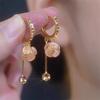 Nuevos pendientes elegantes de otoño e invierno con diseño de diosa, exquisitos pendientes de moda con hebilla para las orejas, elegantes pendientes franceses dorados que combinan con todo, pendientes brillantes con diamantes.