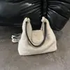Bolso de Felpa Grande de Capacidad Simple Shuai Mi Jia para Mujer 2026 Otoño Nueva Moda Bolso de Hombro Único Bolso de Felpa Color Sólido