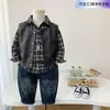 Conjunto de Ropa para Niños Primavera y Otoño 2026 Nueva Moda Ropa Infantil Bebé Otoño Estilo Coreano Chaqueta de Cuero a Cuadros Chaleco Conjunto de Tres Piezas
