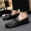 Mocassins Masculinos 2026 Novos Versáteis Tendência Casuais Outono Finos Slip-On Preguiçosos Masculinos Sapatos de Couro