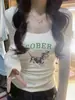 Camiseta de Manga Longa para Mulheres 2025 Novo Estilo Outono Branco Gola U Slim Fit Casual Roupa Externa Camisa para Camadas Internas Top para Mulheres