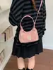 Bolsa vintage estilo japonês para axila feminina, nova coleção 2026, design de alta qualidade, adequada para o dia a dia, com detalhes bordados, bolsa de ombro versátil, bolsa transversal moderna