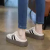 Chinelos femininos versáteis para uso externo, novo modelo primavera e outono 2026, tênis de treino alemães antiderrapantes de sola grossa, sapatos femininos slip-on