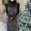 Estilo Retro Francês Outono e Inverno Camada Base Inspirada na Chanel Combinada com um Vestido Slip Floral Tie-Dye de Veludo Alemão de Comprimento Médio