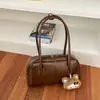 Nova bolsa de axila de nicho para mulheres para o início do outono de 2026, bolsa tipo travesseiro vintage, bolsa versátil de grande capacidade para o dia a dia, bolsas femininas no atacado