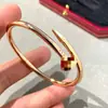 Pulseira de Unha Clássica Larga V-Gold de Alta Qualidade com Diamantes nas Pontas, Ouro Rosé, Fashion e Versátil para Casais