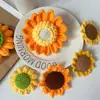 Girasoles tridimensionales de punto de lana hechos a mano listos para usar, un regalo súper vendido para la temporada de graduación, disponible para venta al por mayor