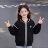 Conjunto de dos piezas para niños mayores: chaqueta con cremallera elegante, top estilo béisbol, jeans casuales, atuendo moderno y a la moda