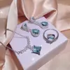 Comercio Exterior Transfronterizo Exquisita Joyería Incrustada con Diamante Azul Gota de Agua Collar Pendientes Anillo para Mujer Juego de Tres Piezas Colgante de Joyería Venta al por Mayor