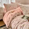 Conjunto de Quatro Peças de Veludo Leite Engrossado em Relevo 2026 Novo Coral Fleece Inverno Flanela Lençol e Capa de Edredom com Borda Festonada