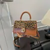 Bolsa Transversal de Ombro Único Patchwork Feminina Estilo Estrangeiro Tendência 2025 com Estampa de Leopardo, Apresentando um Pequeno Design de Fecho Quadrado
