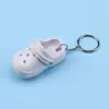 Fábrica Directa Transfronteriza dibujos animados lindos pequeños zapatillas zapatos con agujeros coche mochila colgante llavero regalo venta al por mayor