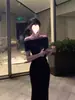 Vestido Preto de Gola Uma Linha Estilo Irmã Real Frio Alto para Mulheres com Visual Elegante de Verão, Emagrecedor e Saia Longa que Molda o Quadril