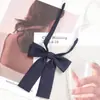 Gravata borboleta uniforme JK raiz de pena ciano-avermelhada cor sólida ângulo oblíquo japonês estudante raiz de pena gigante flor de gola uniforme de marinheiro objeto pequeno