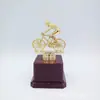 Troféu pequeno de competição para estudantes de bicicleta clinker galvanoplastia ouro pequeno troféu personalizável LOGO