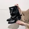 Botas retro de salto grosso estilo britânico branco para mulheres, nova coleção outono 2026, projetadas para fazer mulheres baixinhas parecerem mais altas e magras, com bico fino e estilo boot-cut