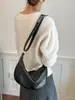 Bolso tipo dumpling simple y elegante de color sólido para mujer, nuevo bolso de mano Otoño 2026, bolso versátil de hombro y cruzado