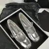 Sapatos de Salto Baixo Rasos com Solado Macio Estilo Noite Prata 2025 Primavera e Verão Novos Sapatos Mary Jane Planos Retrô Franceses para Mulheres