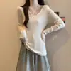 Roupas femininas de nicho: blusa de tricô com decote em V de renda vintage que esconde a barriga, modeladora e valoriza a silhueta, adequada como peça básica