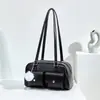 Bolsa de Ombro Popular com Pingente de Bola de Pelo 2025 Amazon Hot Bolsa de Ombro Luxo Acessível Bolsa Bowling Feminina