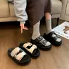 Pantuflas de suela gruesa para usar al aire libre, nuevo estilo de moda verano 2026, sandalias versátiles casuales de alta gama de una sola tira para mujer con suelas de plataforma