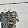 Camiseta Rayada de Manga Corta Off-Shoulder para Mujer, Estilo Coreano Vintage, Corte Ajustado, Tejido de Lyocell, Bloques de Color, Top Versátil