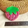 Acessórios Preenchidos com Algodão Cabeça de Desenho Animado Fofo Urso Panda Pelúcia Morango Urso Boneca Broche de Boneca Bolsa Chinelos Acessórios de Cabelo Acessórios