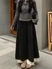 Pantalones falda de textura de harina de arroz negro para mujer, nuevo estilo otoño 2026, los pantalones de plátano de moda de este año, talla petite, con ribete de encaje y un diseño de pierna ancha y fluida
