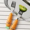 Cuchara tenedor de zanahoria de acero inoxidable 304 con dibujos animados creativos para niños, con mango de PP, para comer al bebé, disponible en stock