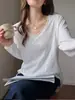 Camiseta cinza de manga comprida estilo coreano para mulheres, com um visual sofisticado, bordas dobradas, corte solto e efeito emagrecedor; uma camada base simples, de cor sólida e versátil