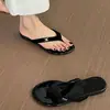 Chinelos da moda para mulheres, nova moda de verão 2026, sandálias de dedo versáteis com sola macia para mulheres