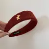 Diadema de Lana Roja Suave Estilo Año Nuevo con Borde Ancho y Logo Dorado de Pony para Mujer, Tacto de Alta Gama, Diadema que No Aprieta, Accesorio para el Cabello