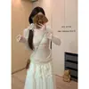 Camiseta base de punto de manga larga color avena estilo Miu para mujer, capa interior ajustada para otoño e invierno, suéter suave y acogedor con cintura ceñida.