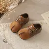 Zapatos de cuero retro de punta dividida, nueva colección primavera/otoño 2026, zapatos de niña estilo coreano con detalles de hebilla, zapatos Mary Jane de suela blanda