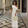 Vestido Feminino Outono 2026 Moda Nova Europeia e Americana Sexy Decote Assimétrico Franzido Irregular Slim Fit Cor Sólida